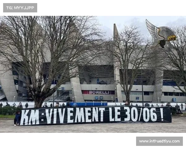 极端球迷突袭姆巴佩基地 强调续约重要性给压力